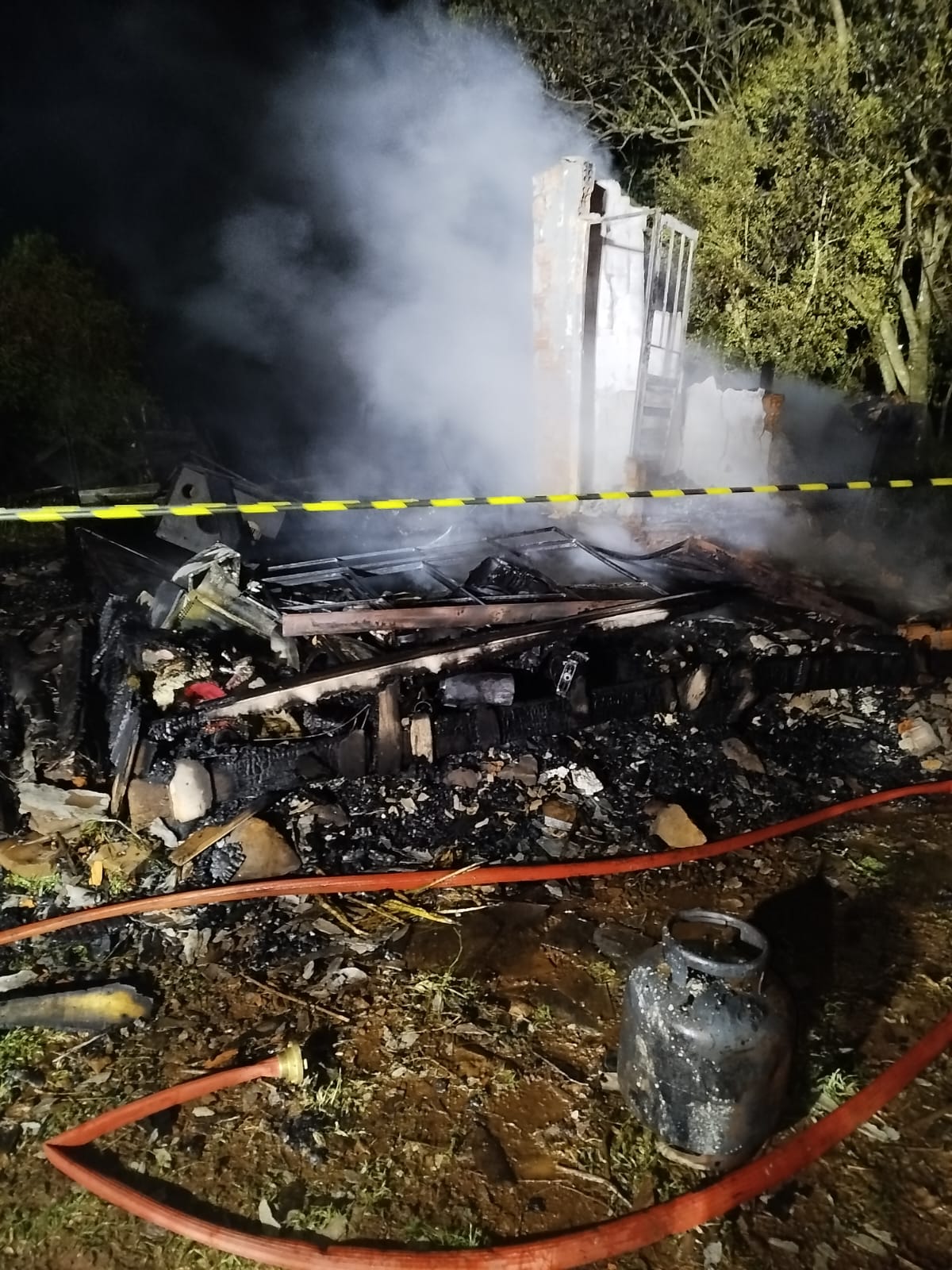 Incêndio destrói residência durante a madrugada em Novo Horizonte