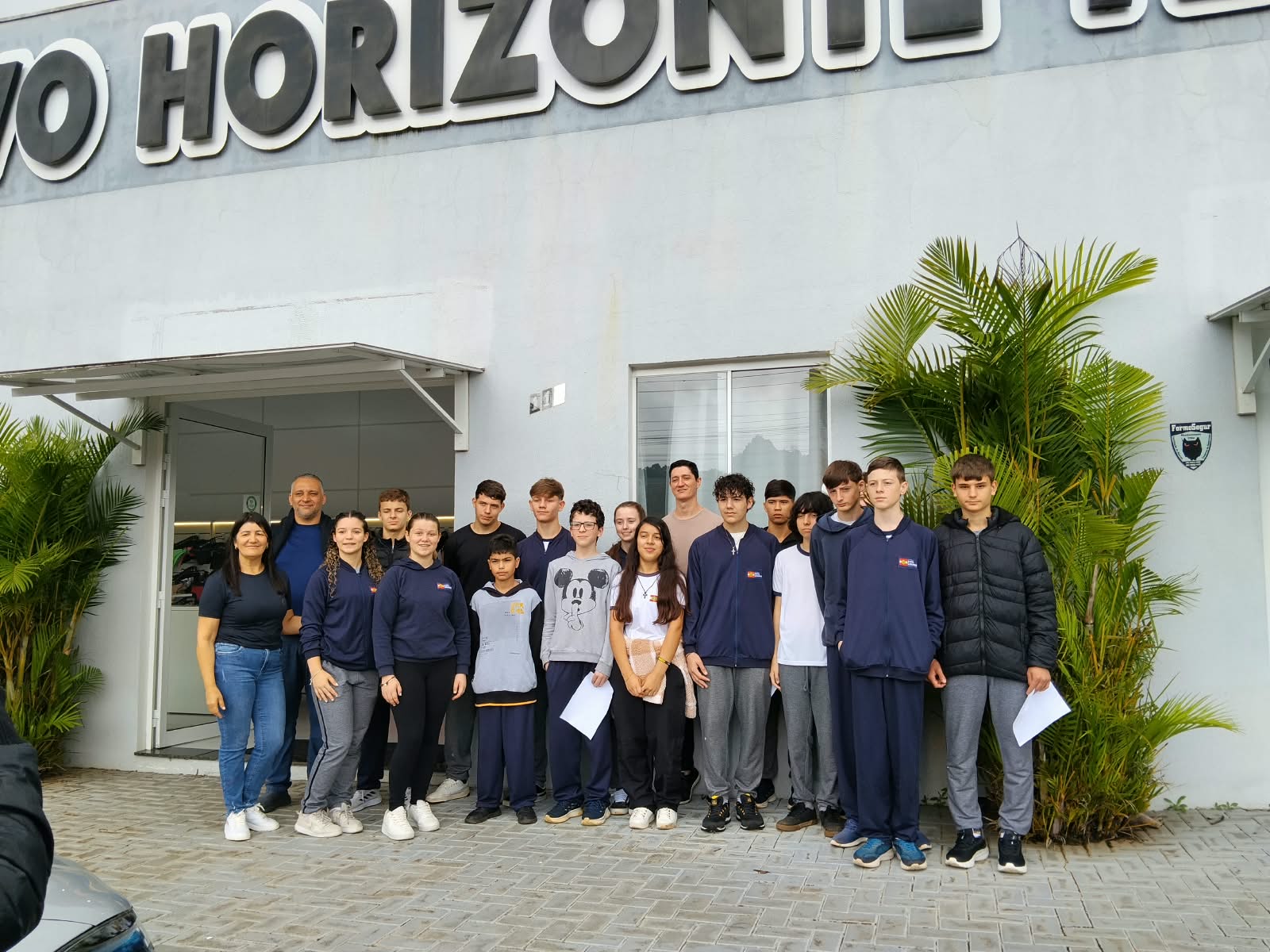 Alunos dos 9º anos vivenciam o empreendedorismo em visita técnica à indústria têxtil
